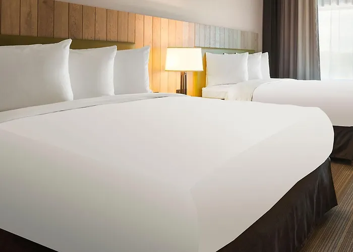 Country & By Radisson, - Bolingbrook 4*